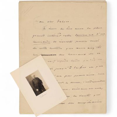 un gros plan sur une feuille de papier sur laquelle figure la photo d'un homme