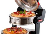 une pizza en train de cuire dans un four à pizza