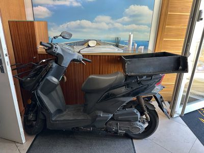 un scooter garé devant une porte