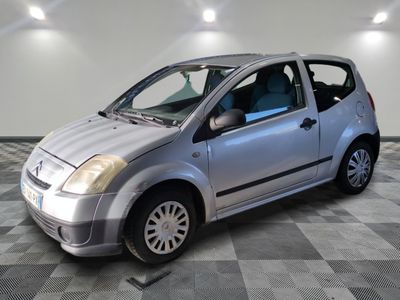la photo d'une voiture argentée garée dans un garage