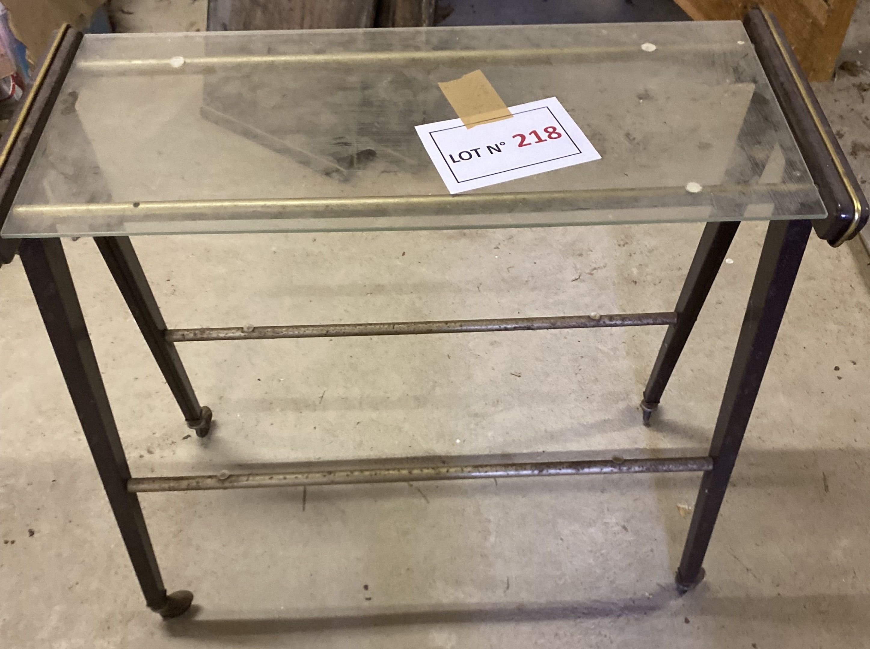 Petite table roulante vintage à 1 plateau de verre, en l’état grenier. Enlèvement sous quinzaine et sur place, à St H...