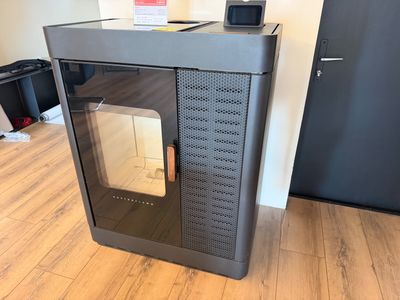 une petite armoire sur laquelle est posé un téléphone portable