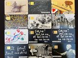 de nombreuses cartes représentant différentes images, posées sur une table