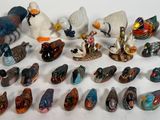 un grand nombre de figurines posées sur une table