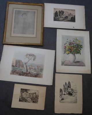 beaucoup de photos sur la table, avec un vase de fleurs