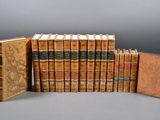 plusieurs vieux livres empilés sur une table