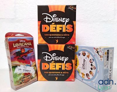 Trois boîtes de « Disney Defis » sont posées sur une table