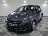la voiture grise est garée sur un sol en damier dans le garage