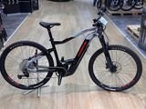 un vélo posé par terre dans un magasin
