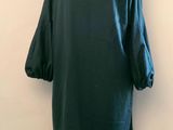le dos d'une robe verte sur un mannequin, un mannequin, un mannequin, un mannequin, un mannequin, un mannequin, un mannequin, un mannequin