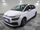 la citrole blanche est garee sur un sol en damier