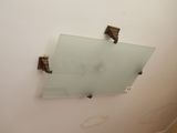 un miroir accroché au mur au-dessus des toilettes dans une salle de bains
