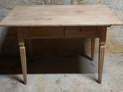 une table en bois avec un tiroir en dessous