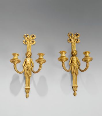 une paire d'appliques murales en bronze doré ornées d'anges et de fleurs