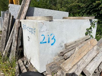 un tas de bois à côté d'un tas de parpaings