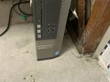 un ordinateur posé sur un bureau dans une pièce