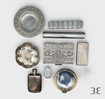beaucoup d'objets en argent posés sur une table
