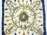 une image représentant un foulard carré orné d'un trousseau de clés