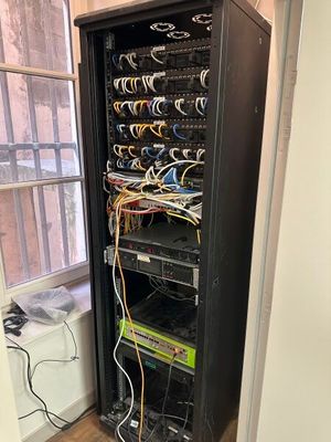une photo montrant un rack de câbles dans une pièce