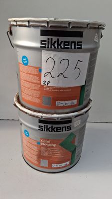 trois seaux de peinture Silkkens empilés les uns sur les autres