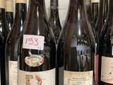 plusieurs bouteilles de vin sont alignées sur un comptoir