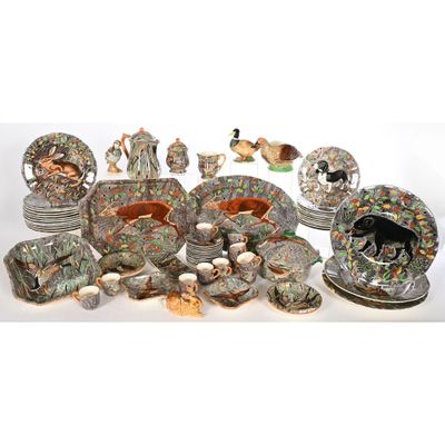 plusieurs pièces de poterie posées sur une table
