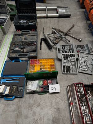 un grand nombre d'outils posés sur le sol
