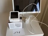 un écran d'ordinateur et un téléphone portable posés sur un bureau