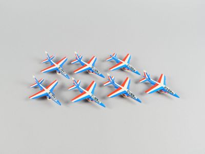 beaucoup d'avions posés les uns à côté des autres sur une table