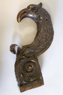 une sculpture en bois représentant un oiseau accrochée au mur