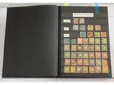 un livre ouvert avec des timbres, posé sur une table