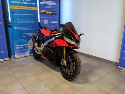 une moto garée dans un showroom