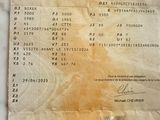 un passeport sur lequel figure la photo d'un homme