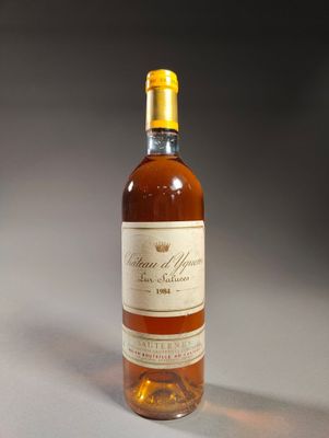 une bouteille de vin posée sur une table