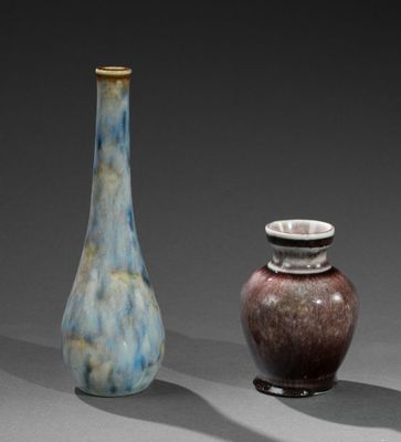 deux vases posés l'un à côté de l'autre sur une table