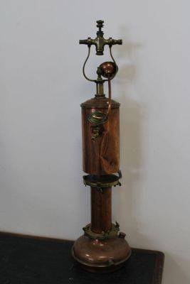 une table en bois sur laquelle est posée une lampe