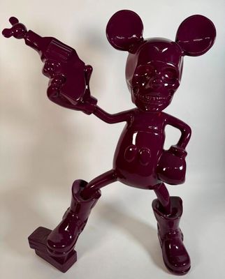 figurine violette de Mickey Mouse tenant un pistolet sur fond blanc