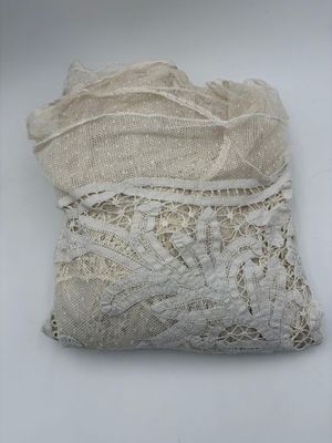 Dessus de lit en tulle rebrodé.