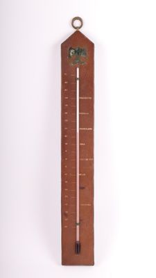 un vieux thermomètre en bois accroché à un mur, sur fond blanc