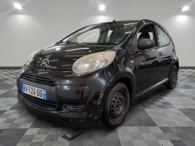 la photo d'une petite voiture noire garée dans un garage