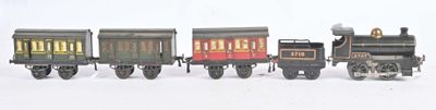 un petit train posé sur une surface blanche
