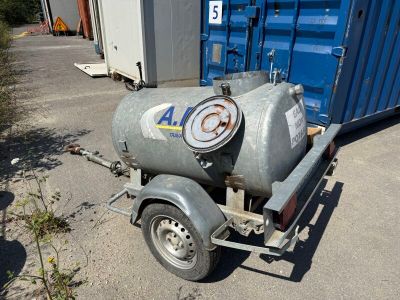 a small trailer with a propanent attached to it