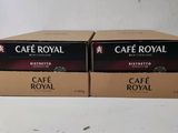 Deux boîtes de café « Café Royal » sont posées sur une surface blanche.