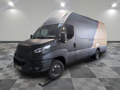 la photo d'une camionnette noire garée dans une pièce