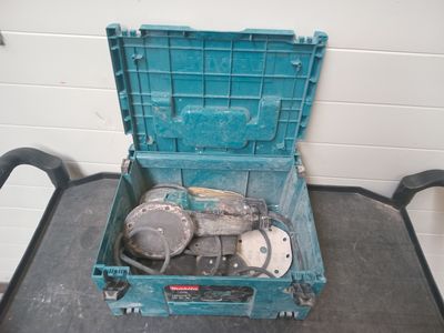 une boîte à outils bleue contenant des outils, posée sur une table