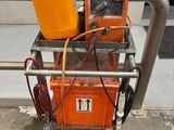 un bac orange et une poubelle jaune sur un chariot