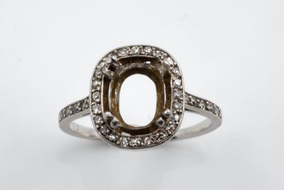 un gros plan d'une bague ornée d'une pierre brune entourée de diamants blancs