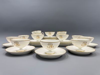 un service de six tasses et soucoupes ornées de monogrammes