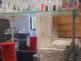 un bar avec beaucoup de verres sur les étagères