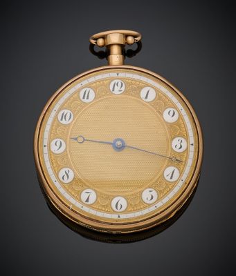 une montre de poche en or avec des chiffres romains sur le cadran